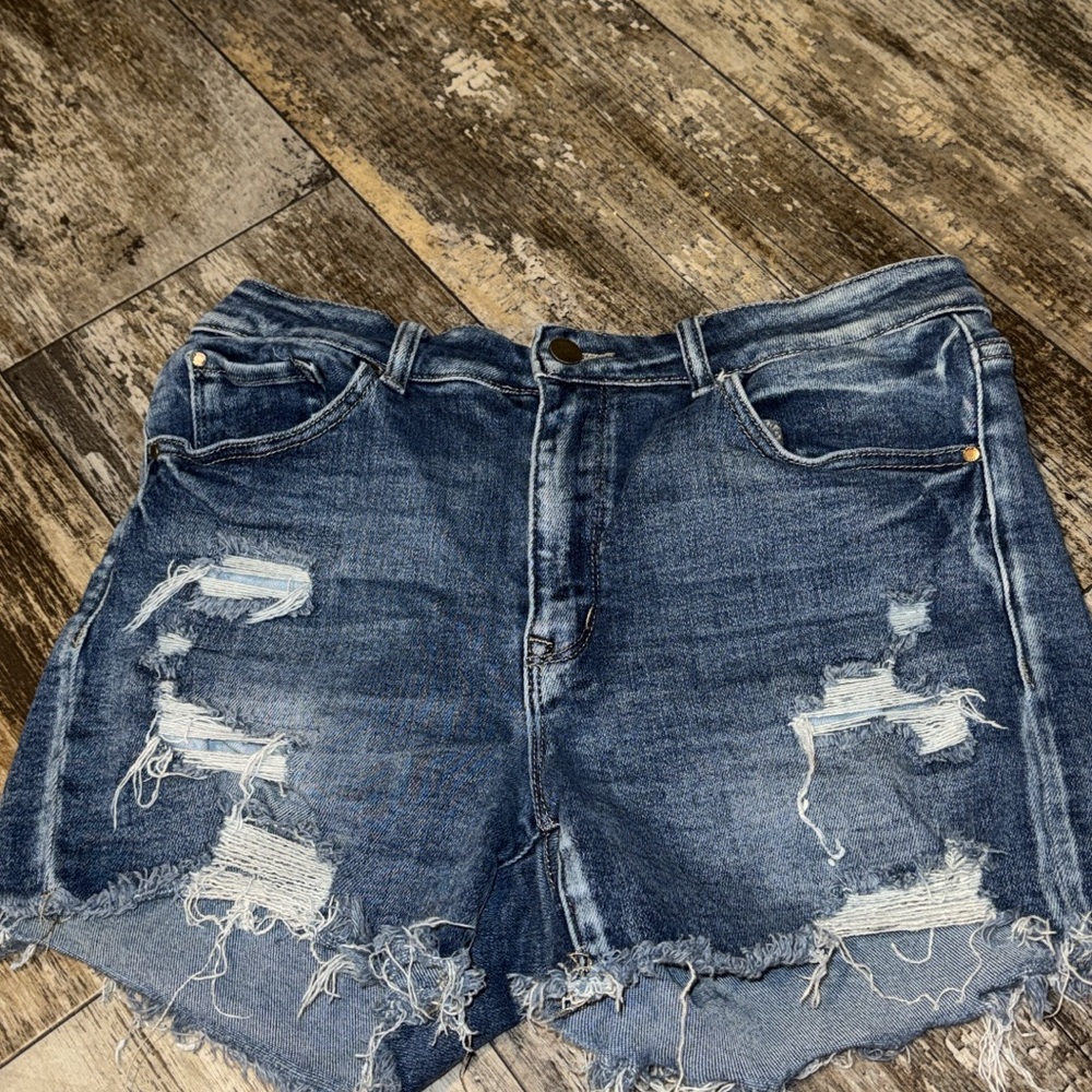 Trendy Frayed Hem Jean Shorts